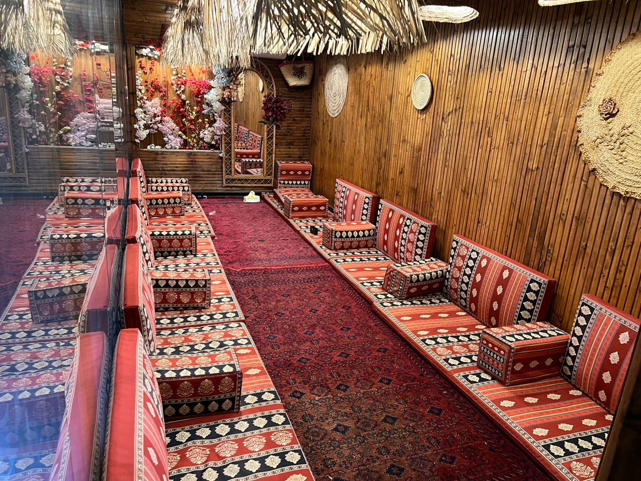 کافه رستوران مراکشی به مدیریت آقای براه در درگهان